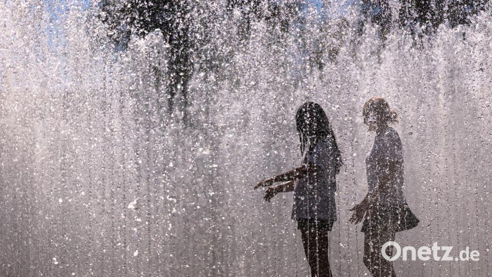 Abkühlung bieten öffentliche Brunnen. (Symbolbild) Bild: Daniel Karmann/dpa