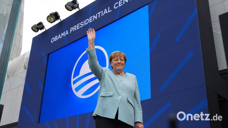 Ex-Bundeskanzlerin Merkel ist überraschend bei der Einweihung des Obama-Centers. Bild: Alex Brandon/AP/dpa