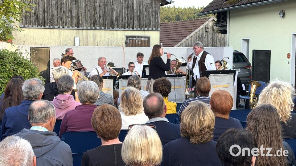 Hans-Peter Reil (rechts stehend) und seine Tochter Hannah Griesbach sind das perfekte Gesangsduo beim Landkultur-Waldthurn-Blechg`misch-Konzert in Oberbernrieth. Bild: fvo