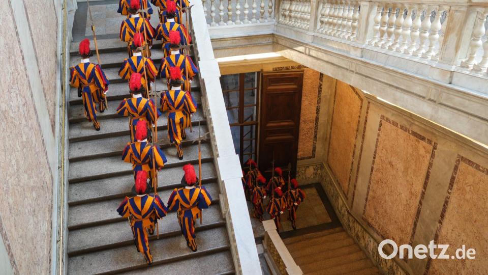Vatikanstadt im Protokollmodus: Schweizer Garde marschiert zum Empfang des peruanischen Interimspräsidenten Bild: Andrew Medichini/AP/dpa