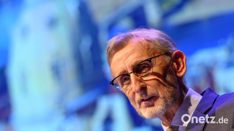 Sachsens Innenminister, Armin Schuster (CDU), will die Fankultur erhalten, aber die Gewalt aus den Stadien verbannen. (Archivfoto) Bild: Hendrik Schmidt/dpa