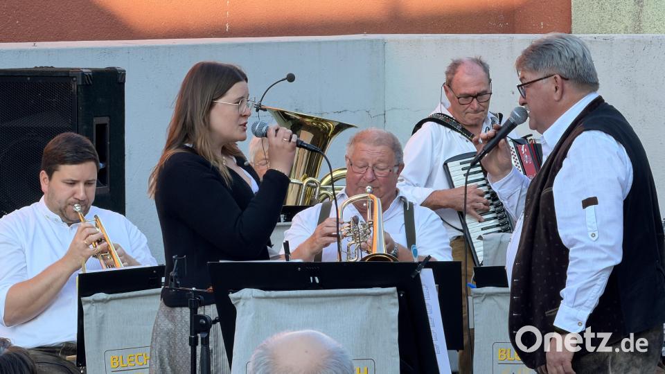 Die Stimmen von Hans-Peter Reil (rechts stehend) und seine Tochter Hannah Griesbach ergänzen sich beim Landkultur-Waldthurn-Blechg`misch-Konzert in Oberbernrieth. Bild: fvo