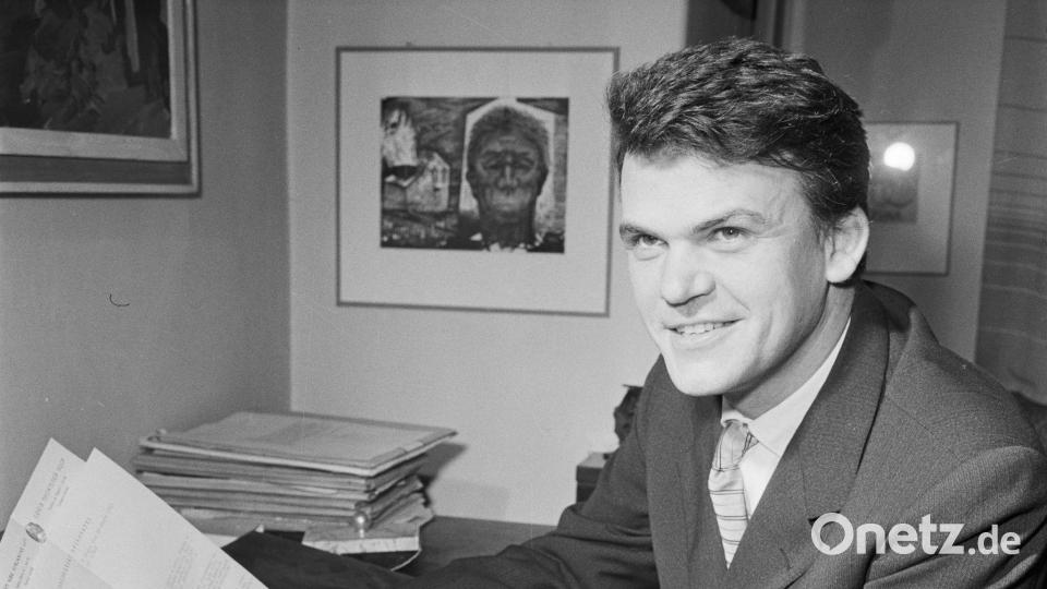 Die Urne mit der Asche des tschechisch-französischen Schriftstellers Milan Kundera ist beigesetzt worden. (Archivbild) Bild: Nesvadba Frantiek/CTK/dpa