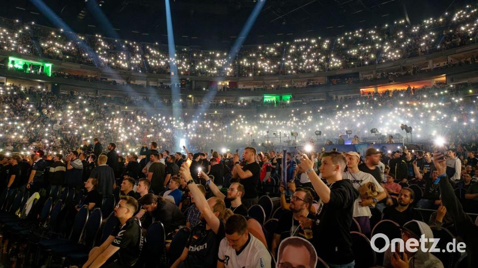 Fans betiteln das Event in der Lanxess Arena als „Kathedrale des Counter-Strikes“. (Archiv) Bild: Henning Kaiser/dpa
