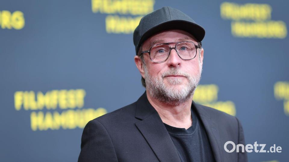 Bjarne Mädel wird wieder zu „Prange“ und muss sich nun mit seinem Nachbarn zusammentun. (Archivbild) Bild: Christian Charisius/dpa