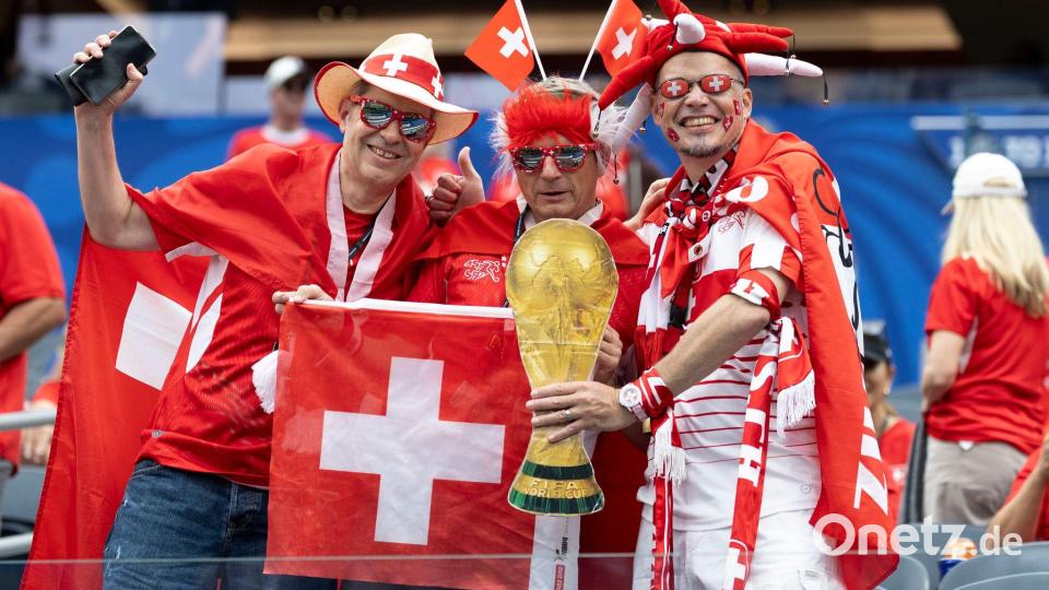 Die Schweizer Fans sorgten für Stimmung. Bild: Peter Klaunzer/KEYSTONE/dpa