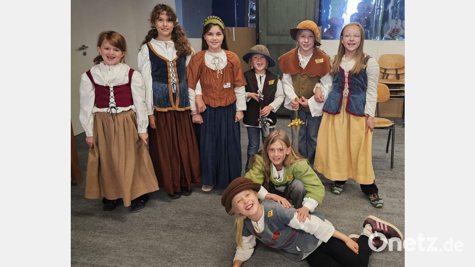 Im OVIGO-Theaterstück "Robin Hood" spielen viele Kinder mit. Bild: OVIGO, Florian Wein