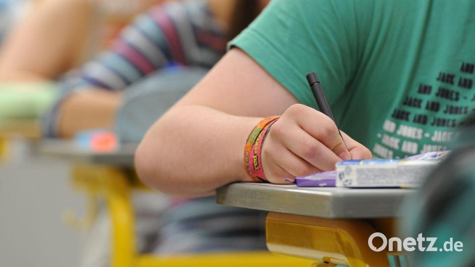 Klassische Schulaufgaben bleiben der Standard - doch zusätzlich gibt es neue Prüfungsformate an Bayerns Schulen. (Symbolbild) Bild: Armin Weigel/dpa