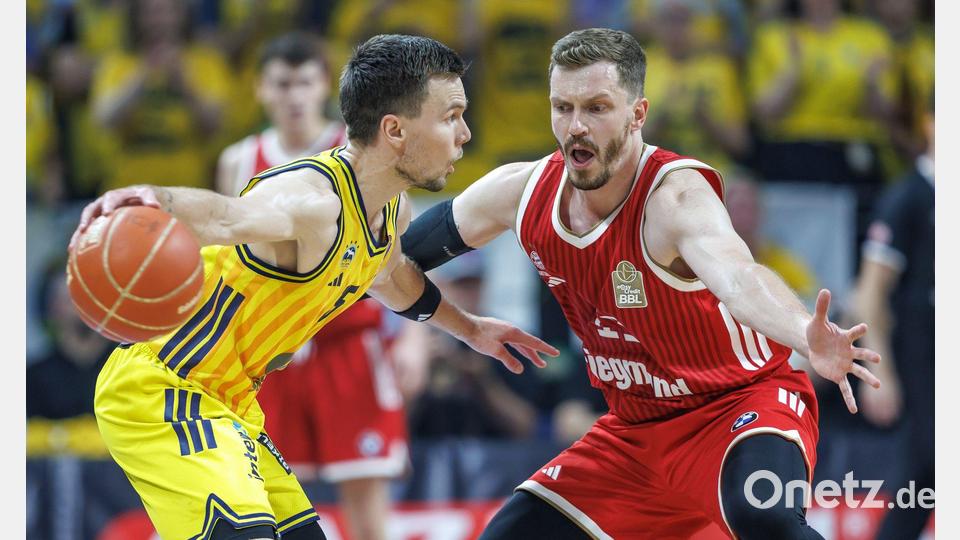 Alba-Spielmacher Martin Hermannsson im Duell mit Bayern-Scharfschütze Andreas Obst. Bild: Andreas Gora/dpa