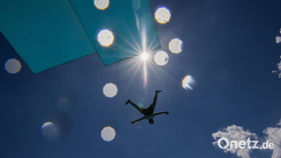 Hitzetag in Köln: Sprungturm-Moment im Stadionbad unter strahlender Sonne Bild: Rolf Vennenbernd/dpa