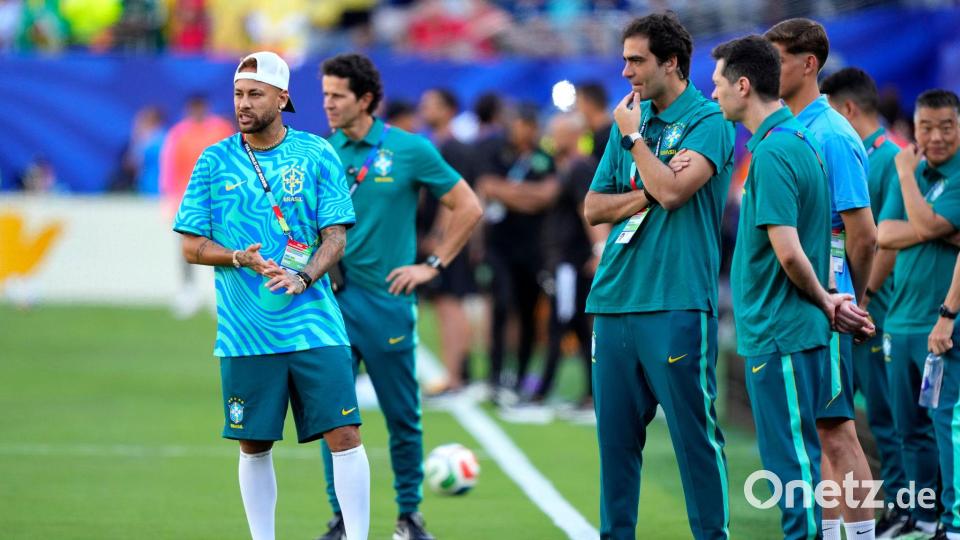 Bei Brasiliens Auftakt gegen Marokko fieberte Neymar (l.) an der Seitenlinie mit. (Archivbild) Bild: Yuki Iwanmura/AP/dpa