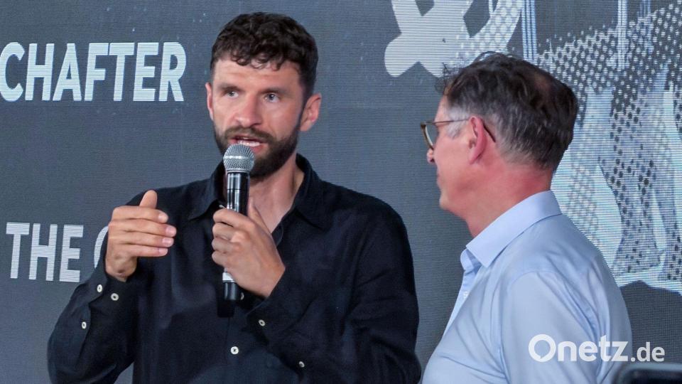 Thomas Müller (l.) im German House of Soccer in New York. Bild: Christoph Lother/dpa