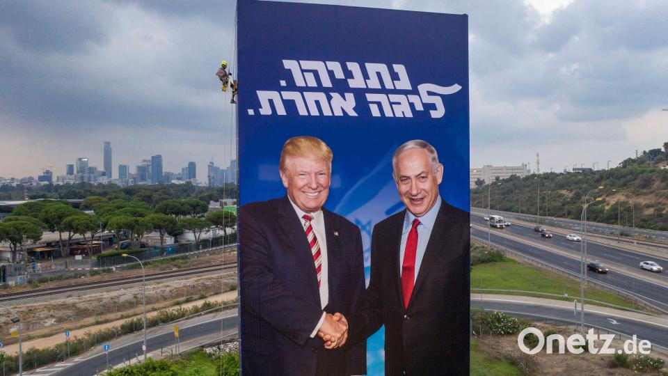 Wahlkampfplakat der rechtskonservativen Likud-Partei aus dem Jahre 2019, das den Ministerpräsidenten Benjamin Netanjahu (r) und US-Präsident Donald Trump zeigt. (Archivbild) Bild: Oded Balilty/AP/dpa