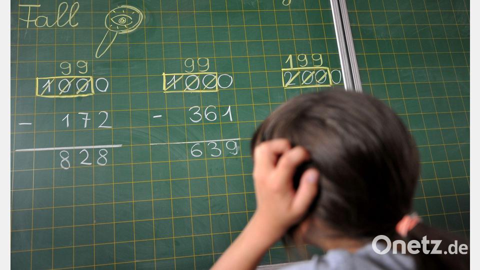 In der Grundschule kann in Mathe statt einer Schulprobe künftig auch ein Podcast benotet werden. (Symbolbild) Bild: Frank Leonhardt/dpa