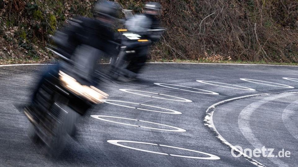 Ein verurteilter Straftäter ist bei einem Freigang mit seinem Motorrad davongefahren. (Symbolbild) Bild: Benjamin Westhoff/dpa