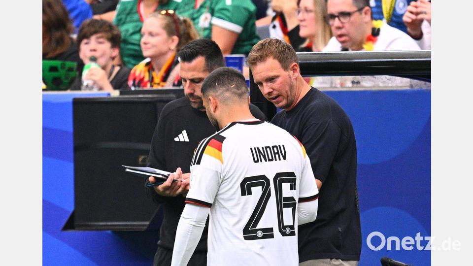 Der Trainer und sein Edeljoker: Letzte Anweisungen von Julian Nagelsmann an Deniz Undav beim ersten WM-Spiel. (Archivbild) Bild: Tom Weller/dpa