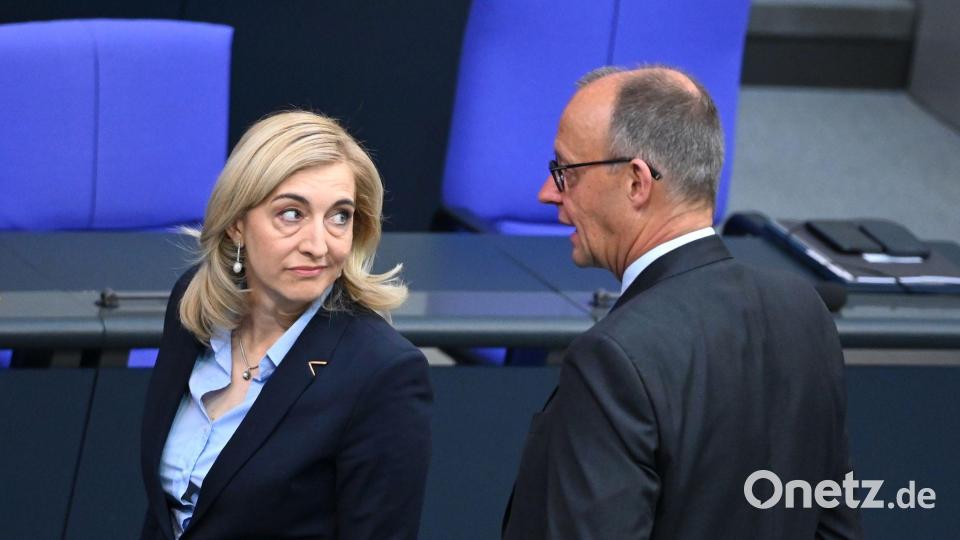 Ministerin Nina Warken hat das Sparziel für 2027 noch erhöht. (Archivbild) Bild: Elisa Schu/dpa