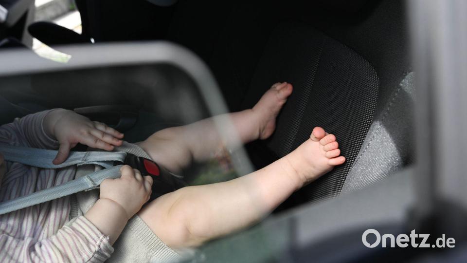 Die wichtigste ADAC-Regel dazu lautet: Ein Baby oder Kind sollte niemals allein in einem geparkten Auto zurückgelassen werden, auch nicht für wenige Minuten.(Archivbild) Bild: Bernd Weißbrod/dpa