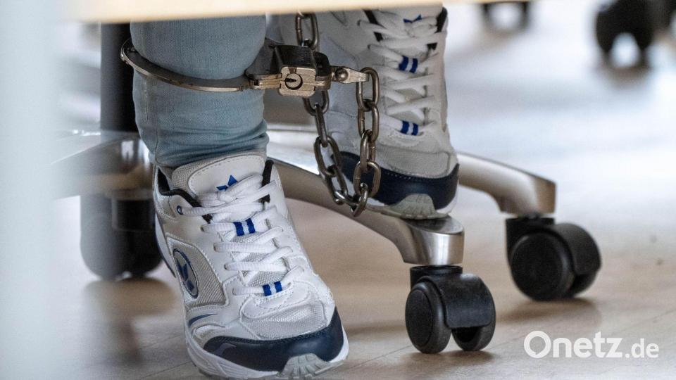 Die Angeklagte wird stets mit Fußfesseln in den Gerichtssaal geführt, die ihr nach Beginn der Verhandlung abgenommen werden. Bild: Stefan Sauer/dpa