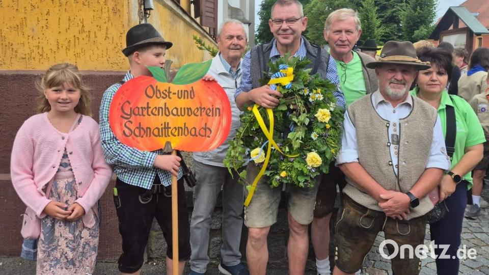 Der OGV mit einem Taferlbub. Bild: Helmut Wegele