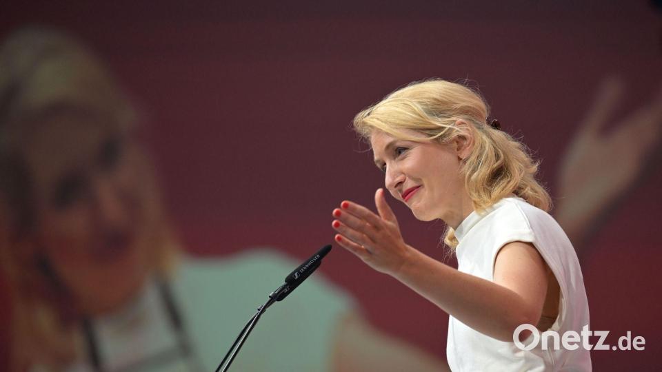 Ines Schwerdtner schlug in ihrer Rede den Bogen von Rosa Luxemburg bis zur Gegenwart. Bild: Michael Bahlo/dpa