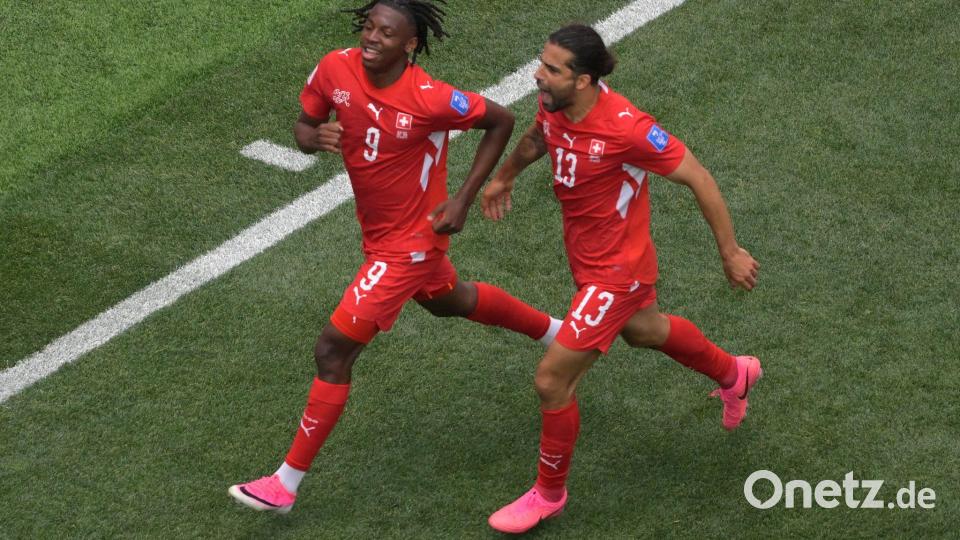 Johan Manzambi (links) wurde mit einem Doppelpack zum Matchwinner für die Schweiz. Bild: Jayne Kamin-Oncea/AP/dpa