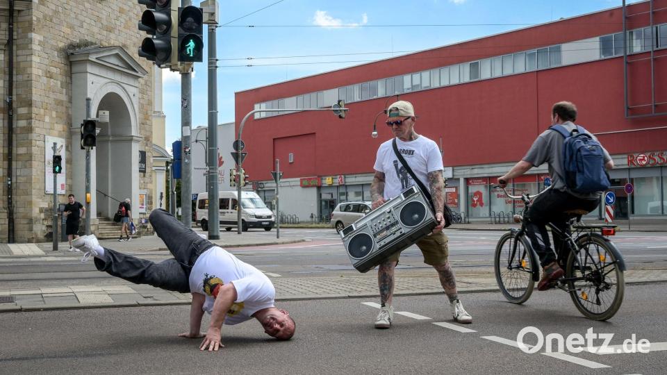 In Dessau: Spezielle Ampel mit Breakdance-Männchen läuft an der Museumskreuzung sechs Monate im Test Bild: Heiko Rebsch/dpa