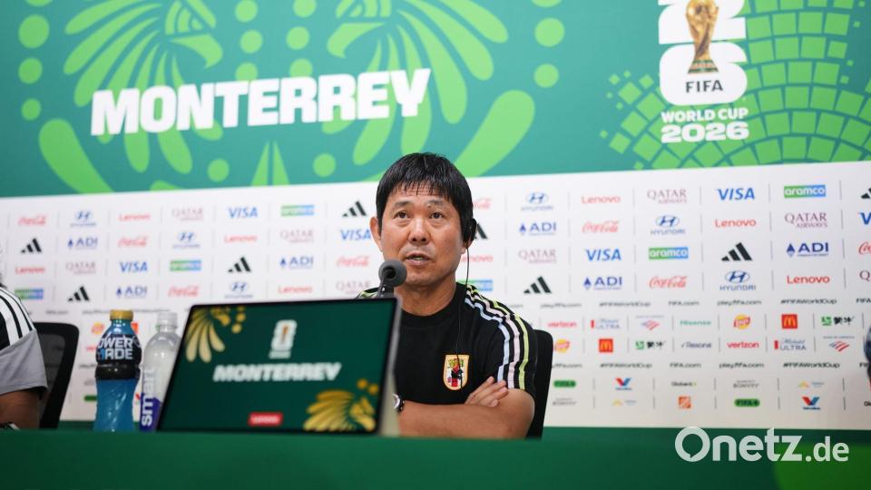 Japans Trainer Hajime Moriyasu spricht bei der Pressekonferenz vor dem Duell mit Tuensien. Bild: Matias Delacroix/AP/dpa