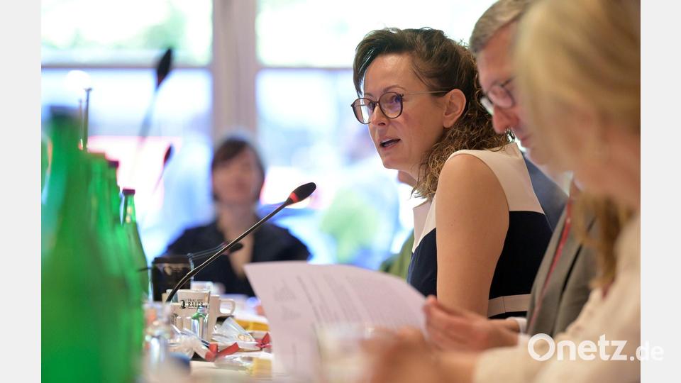 Brandenburgs Verbraucherschutzministerin Hanka Mittelstädt und ihre Länderkollegen befassten sich bei ihrer Konferenz in Potsdam mit Fake-Shops. Bild: Michael Bahlo/dpa