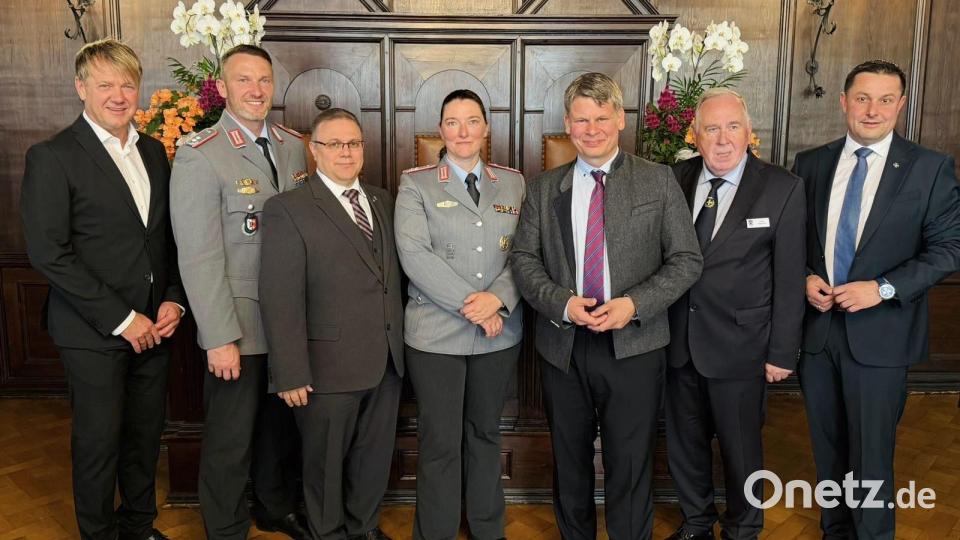 Veteranentag 2026 in Weiden: Oberbürgermeister Benjamin Zeitler würdigt den Einsatz der Soldaten. Bild: Stadt Weiden