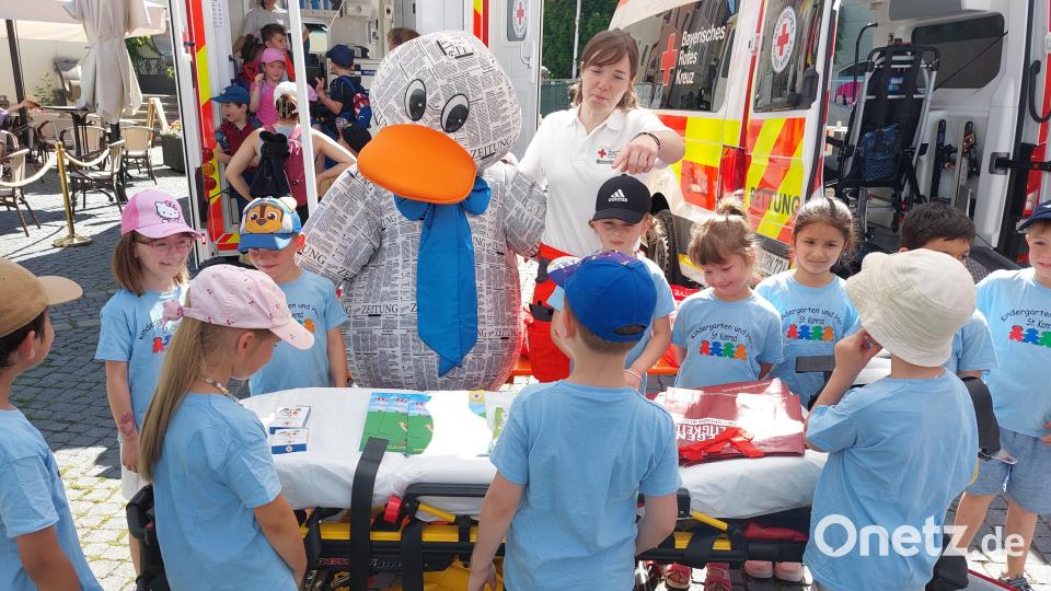 Die Kinder freuten sich am Stand von Oberpfalz-Medien über Zeitungsente "Paula Print". Bild: Helmut Kunz