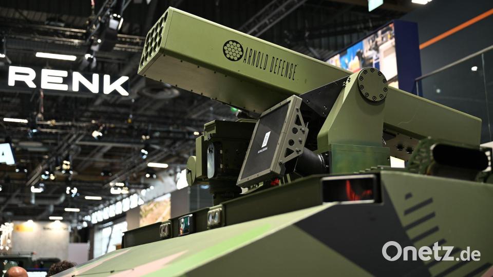 Das Kettenfahrzeug von Patria und Renk war bei der Eurosatory mit einem Anti-Drohnen-Waffensystem bestückt. Bild: Wolf von Dewitz/dpa