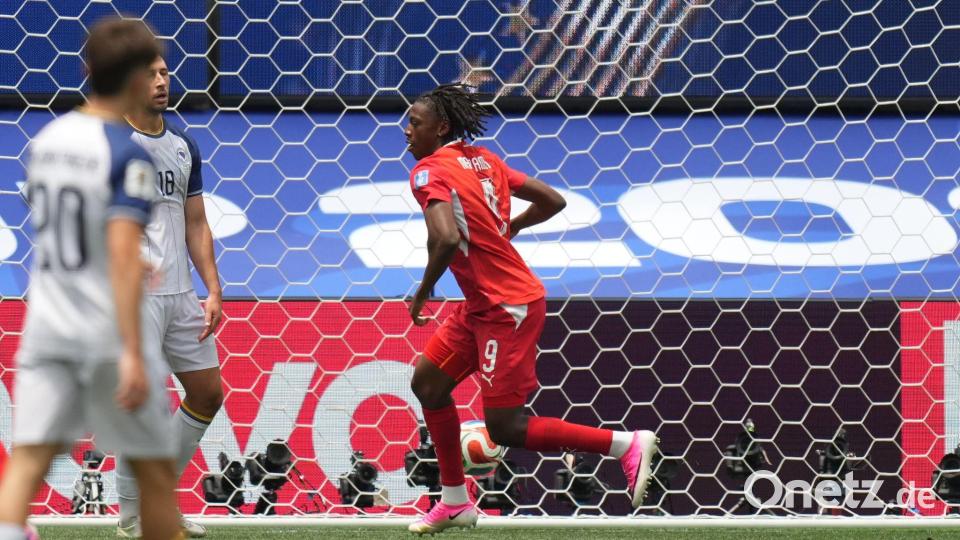 Manzambi erlöste die Schweiz mit dem 1:0 und traf dann auch noch zum 3:0. Bild: Andre Penner/AP/dpa