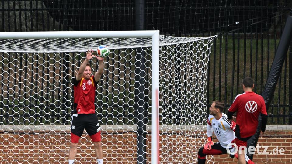Im Training ist Nagelsmann auch für einen Spaß zu haben und packt als Torwart zu. Bild: Federico Gambarini/dpa