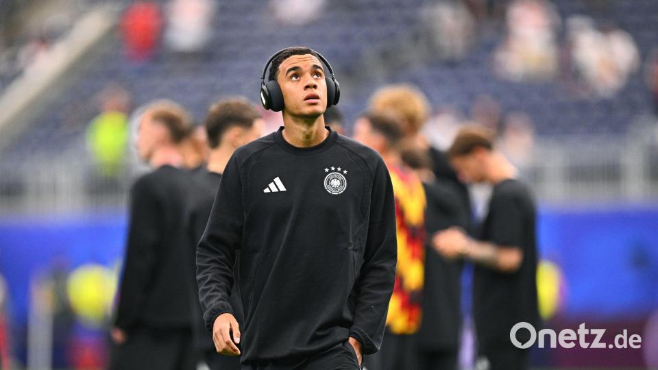 Jamal Musiala musste seine Kopfhörer mit weißem Tape abkleben. (Archivbild) Bild: Tom Weller/dpa