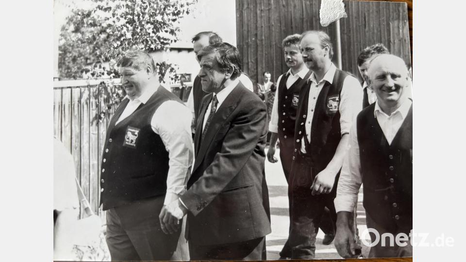 Das Pirker Original Gosl Michl (links) führte zusammen mit Pfarrer Ludwig Bock (Zweiter von links) den Festzug zum zehnjährigen Bestehen des Schnupferclubs an. Bild: Sammlung Georg Stahl