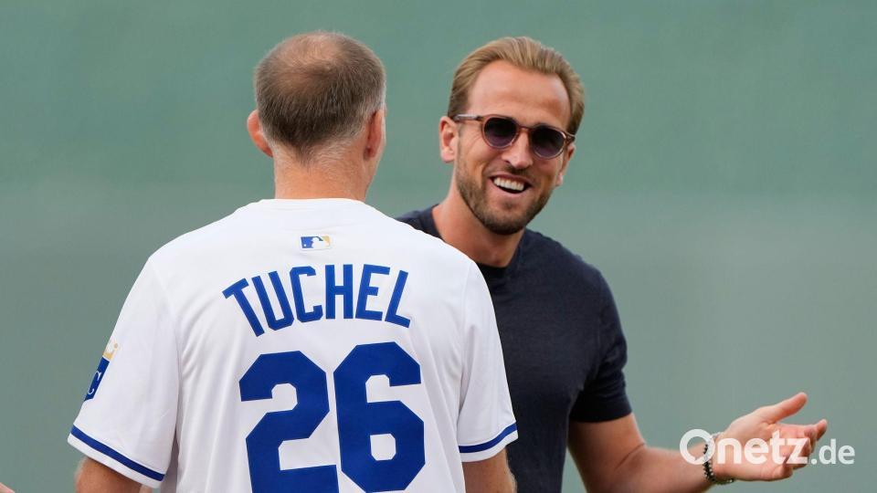 Harry Kane klatscht Thomas Tuchel ab. Bild: Charlie Riedel/AP/dpa