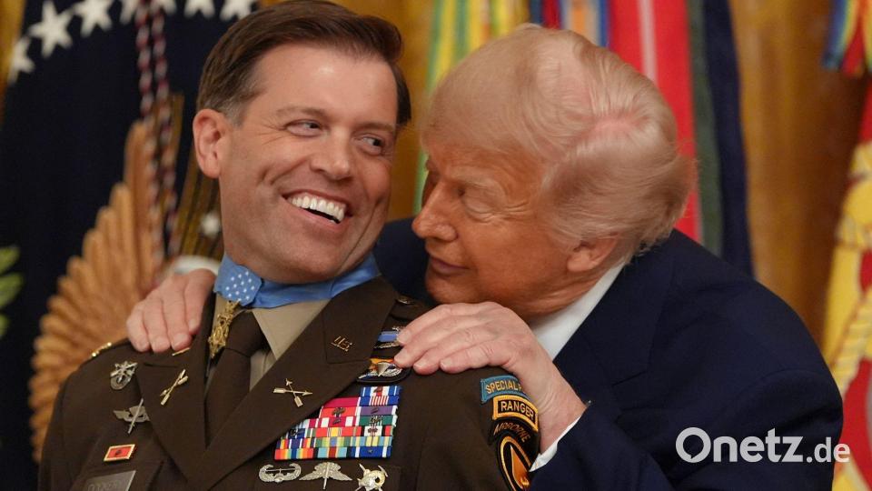 US-Präsident Donald Trump (r) verleiht dem pensionierten Major der Armee Nicholas Dockery im East Room des Weißen Hauses die Ehrenmedaille. Bild: Jacquelyn Martin/AP/dpa