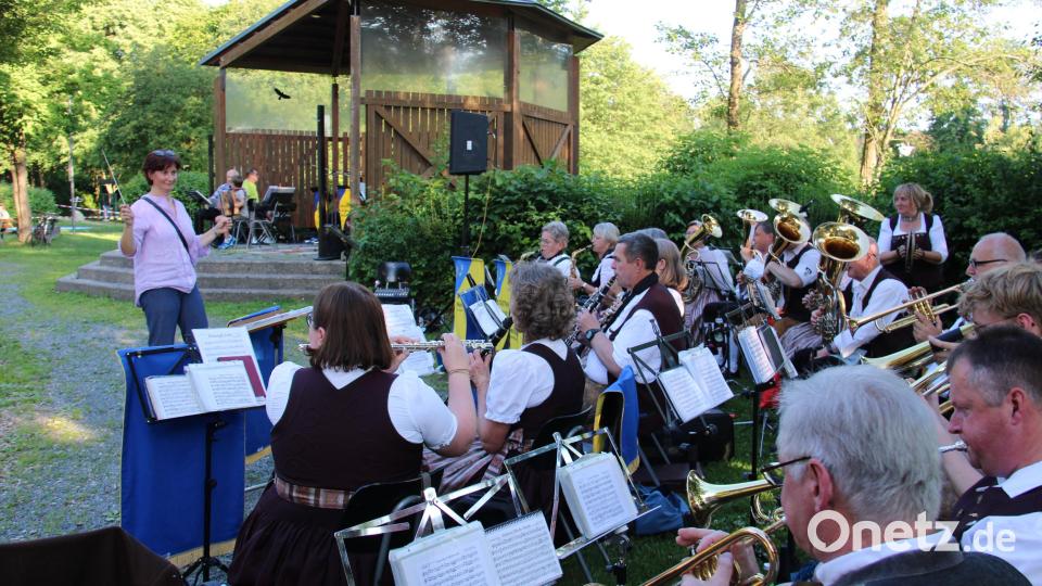 Bürgermeisterin Tanja Kippes dirigierte erstmals als Bürgermeisterin den "Bayerischen Defiliermarsch", den die Stadtkapelle zum Auftakt der Sommerserenaden in der Freizeitanlage intonierte. Bild: Hans Prem