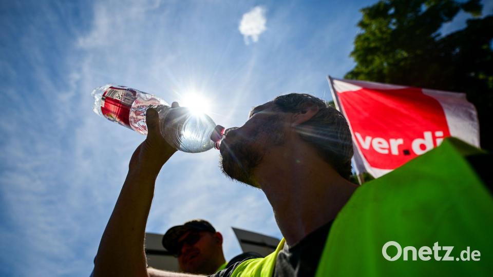 Durst im Streik: Mann trinkt bei Sommerhitze während des bundesweiten ver.di-Warnstreiks Bild: Sebastian Christoph Gollnow/dpa