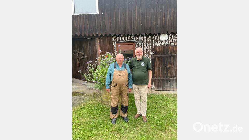 Hans Pausch (Schneider, links) und der damalige Bürgermeister Georg Stahl erinnern sich an die legendäre „Safari“ von 1968. Stahl bewahrt seit Jahrzehnten Fotos, Dokumente und Geschichten aus Pirk und seinen Ortsteilen. Bild: Georg Stahl