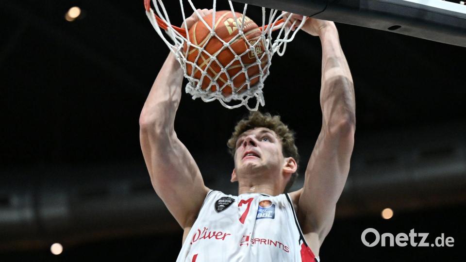 Hannes Steinbach steht bei den NBA-Clubs hoch im Kurs. (Archivbild) Bild: Swen Pförtner/dpa