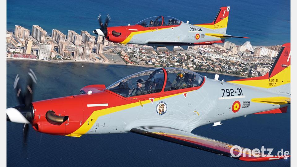 Vater und Tochter in je einem Trainingsflugzeug über dem Mittelmeer: Im vorderen Flugzeug Spaniens König Felipe VI., im hinteren Thronfolgerin, Kronprinzessin Leonor. Bild: Casa De S.M. El Rey/EUROPA PRESS/dpa
