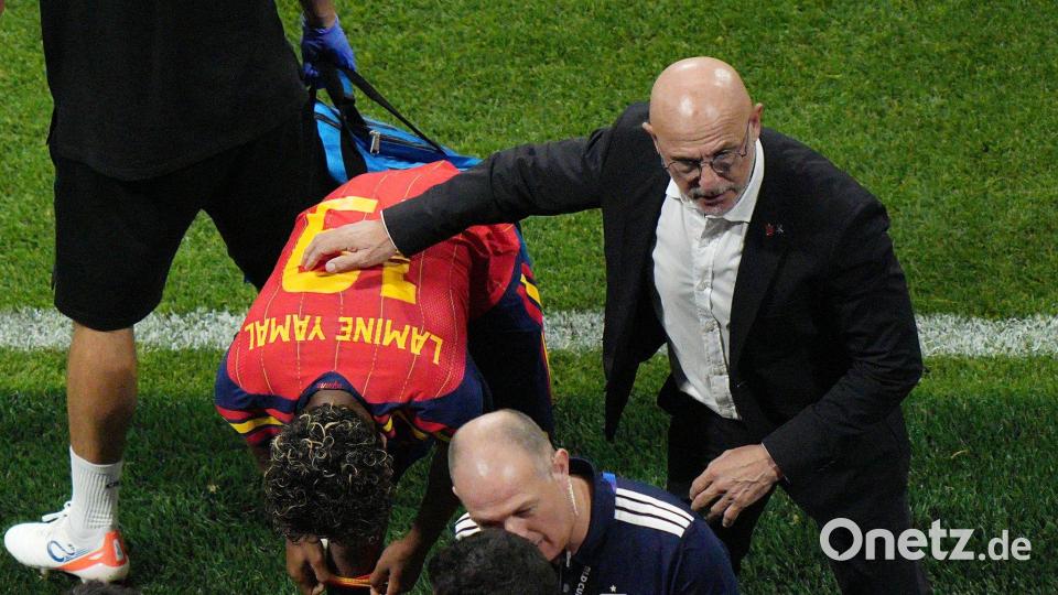 Trainer Luis de la Fuente (M) will Yamal langsam aufbauen. (Archivbild) Bild: Jacob Kupferman/AP/dpa