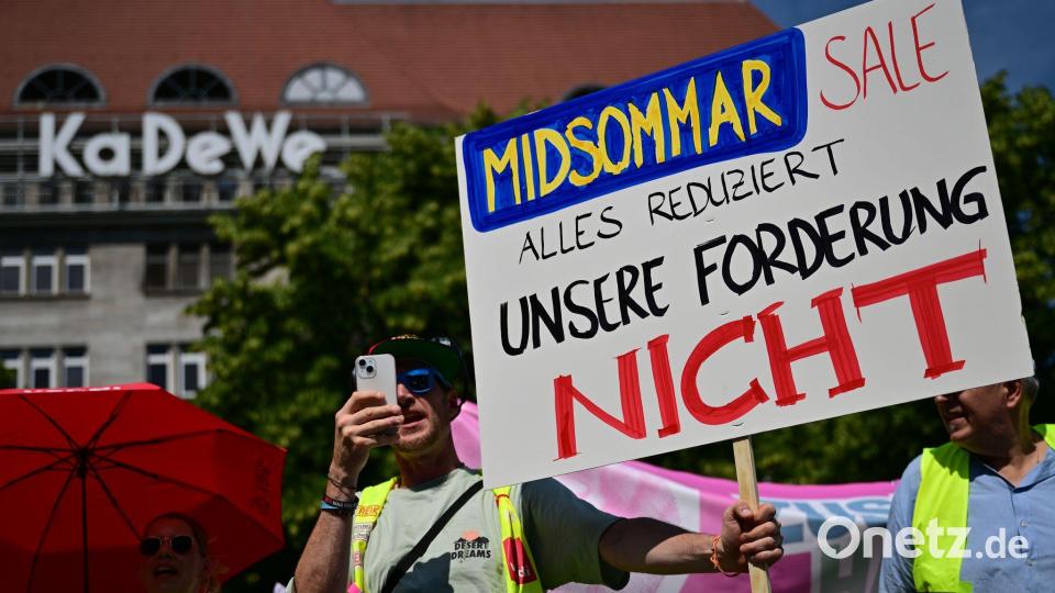 Handelsbeschäftigte streikten am Freitag in Berlin für höhere Löhne. Bild: Sebastian Christoph Gollnow/dpa