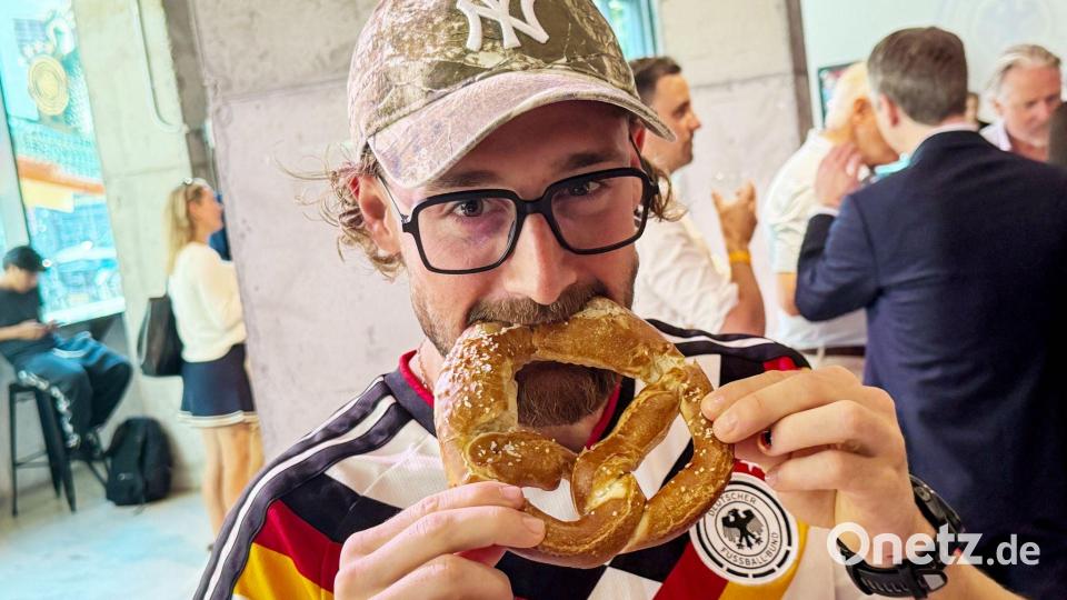 Besuch im German House of Soccer: Fußball-Fan Dominik Stroh. Bild: Christoph Lother/dpa