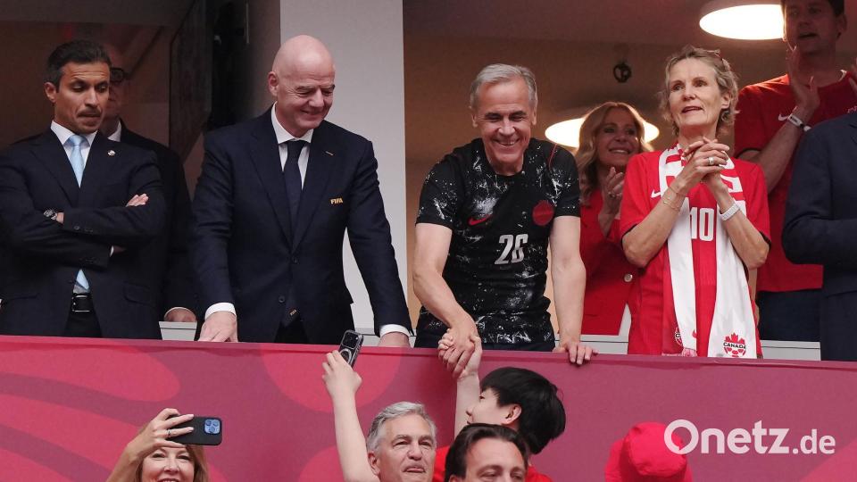 Infantino und Carney sahen in Vancouver zu. Bild: Darryl Dyck/The Canadian Press/AP/dpa