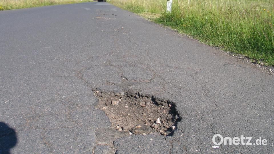 Kaum geflickt, zeigen sich in manchen Gemeindestraßen schon wieder neue Löcher, wie hier die Straße zum Naturerlebnisbad. Bild: Bernhard Kreuzer