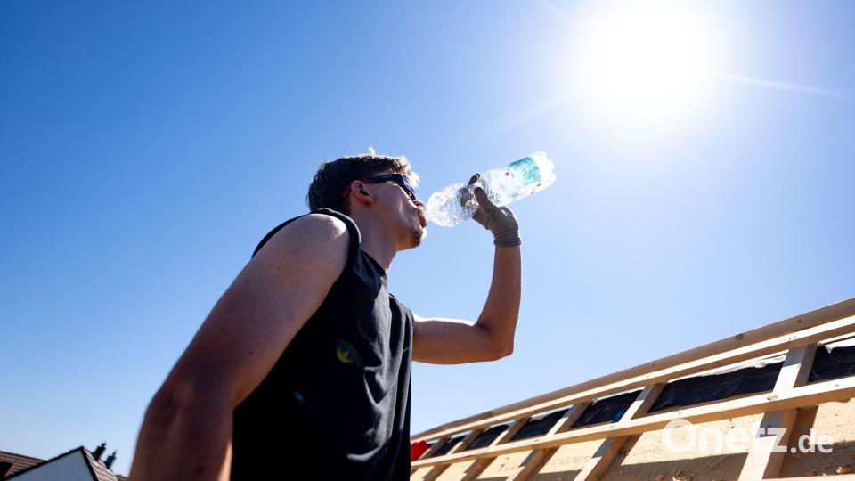 Hitze ist gefährlich - besonders für Ältere und Vorerkrankte. Viel zu trinken ist besonders wichtig. Bild: Benjamin Westhoff/dpa