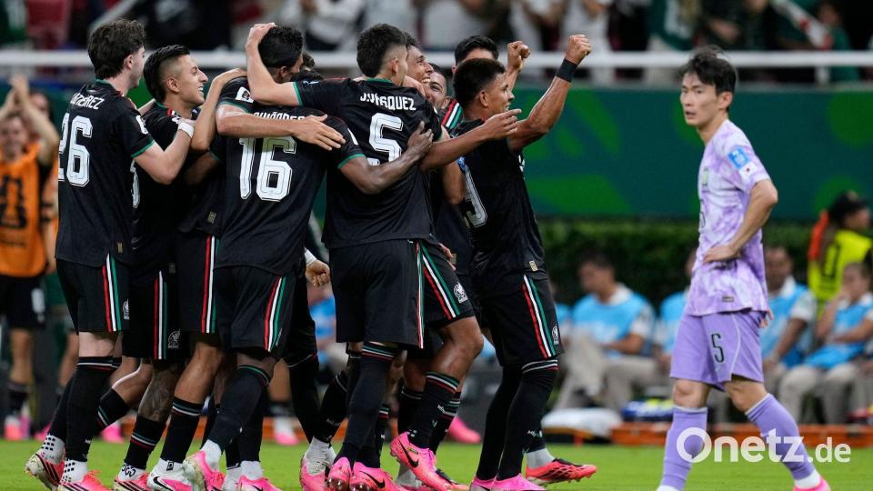 Die Mexikaner jubeln beim Tor zum 1:0. Bild: Ricardo Mazalan/AP/dpa